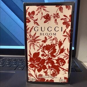 Gucci Bloom Eau de Parfum with Red Floral Design